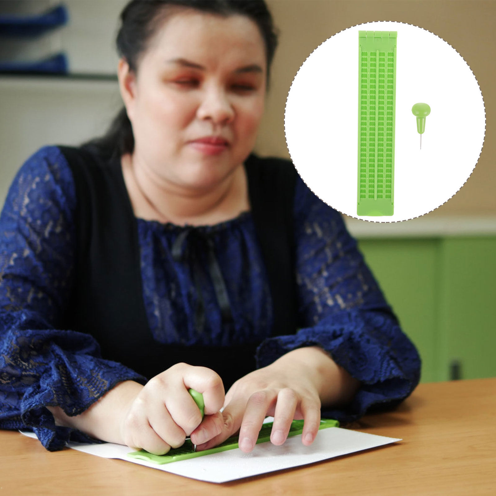 Writing Tools - 1. 視覚障碍者向けの軽量ブライユ指板キット。プラスチック製で、耐久性があり、ブライユ文字を書くためのプレートと筆が付属。健康管理にも役立つ。